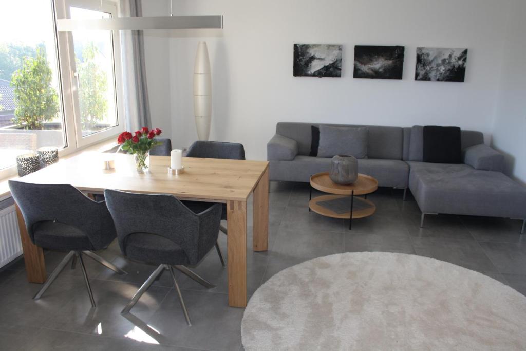 博帕德Ferienwohnung "Am Wald 2"的客厅配有桌子和沙发