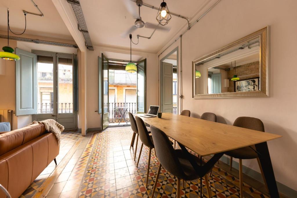 赫罗纳Bravissimo Les Rajoles, Unique 3-bedroom apartment的一间带桌椅和沙发的用餐室