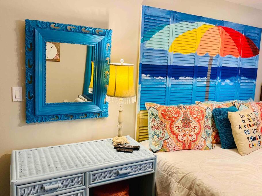 泰比岛Mini Pearl, Private 2 BR - 1 block to BEACH!的一间带镜子的卧室和一张带镜子的床