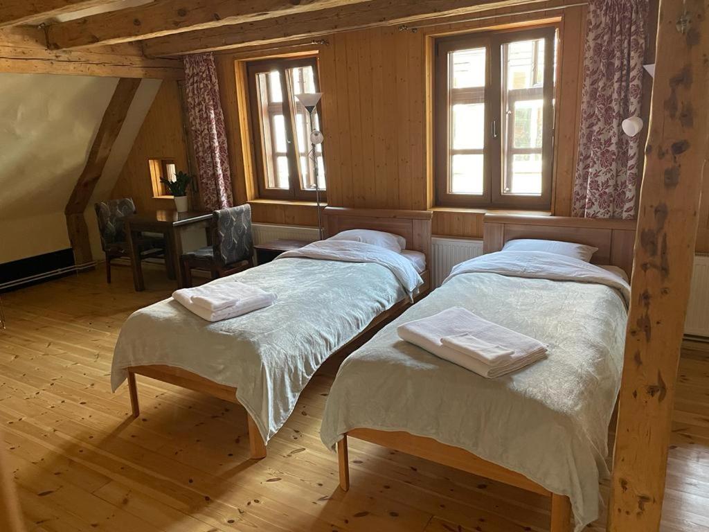 利耶帕亚Kapteinis的带窗户的客房内的两张单人床