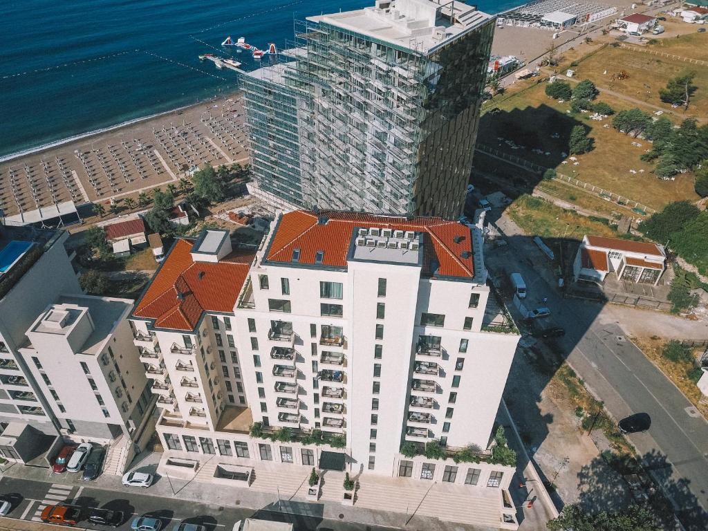 拉法洛维奇Casa Al Mare Premium Residences的靠近大海的高楼空中景观