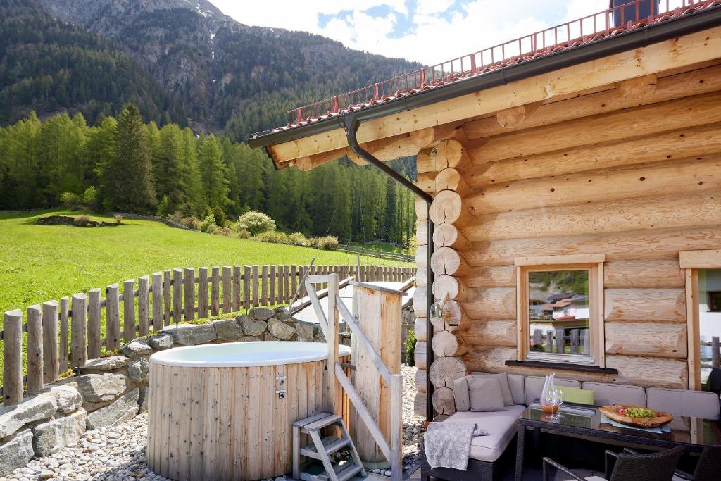 索尔登Chalet Resort Sölden的小木屋 - 带热水浴池和天井