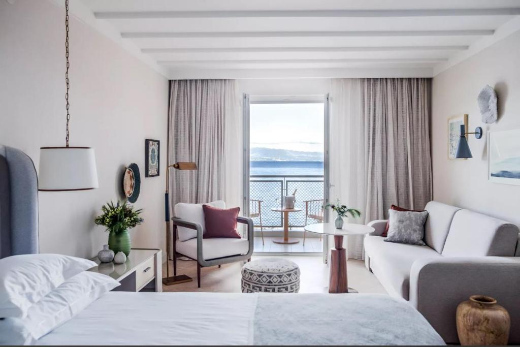 奥帕提亚奥帕蒂亚维耶塔阿玛德里亚米勒尼酒店的一间卧室设有一张床和一间客厅。
