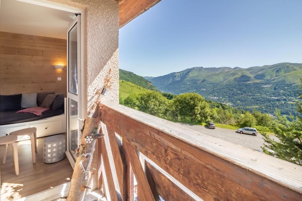 GénosLe cocon ideal pour six personnes avec vue sur les montagnes的客房设有带一张床的景观阳台。
