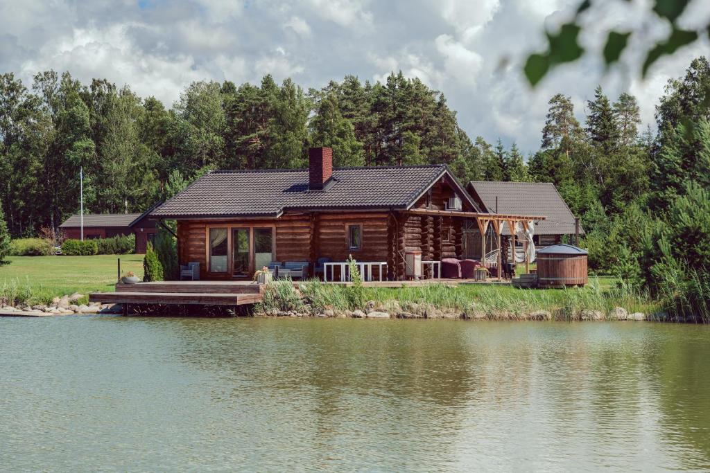 派尔努Marguse Metsamajad的湖畔小木屋