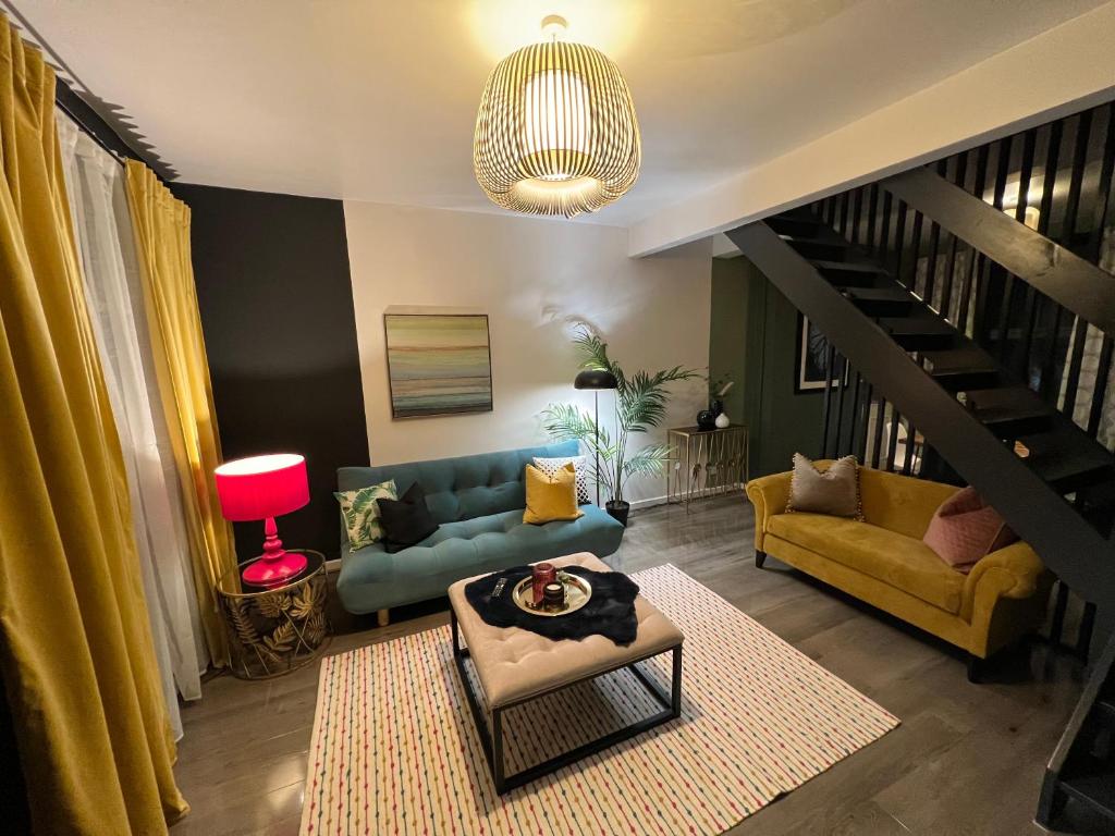 曼彻斯特City Haven Stylish Home的客厅配有蓝色的沙发和黄色的椅子