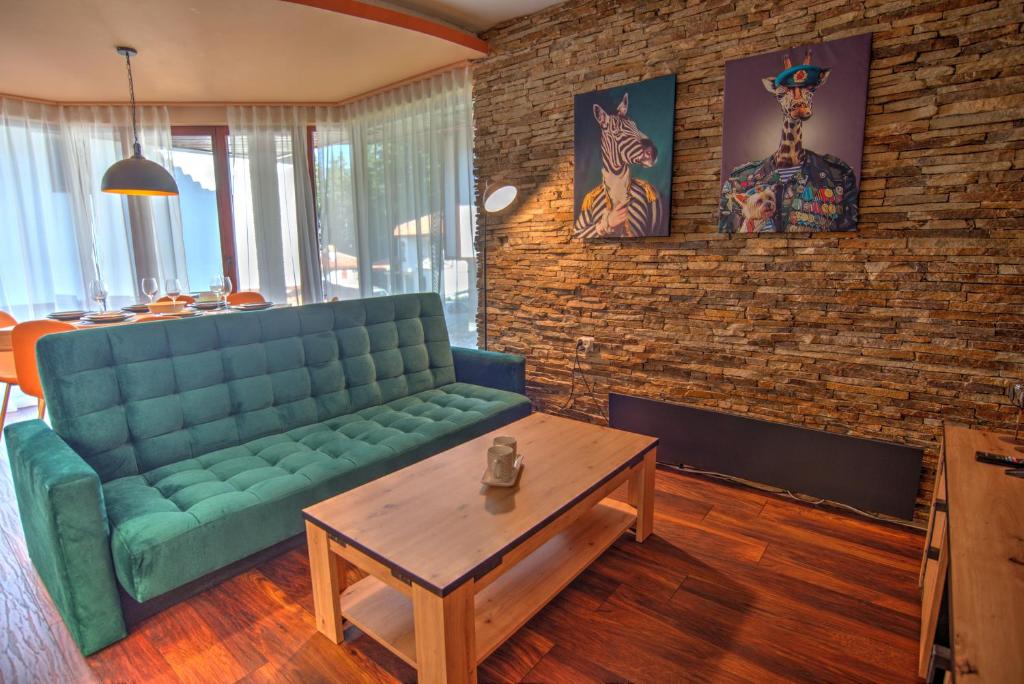 潘波洛沃Вила Capitalica Carpe的客厅配有绿色沙发和桌子