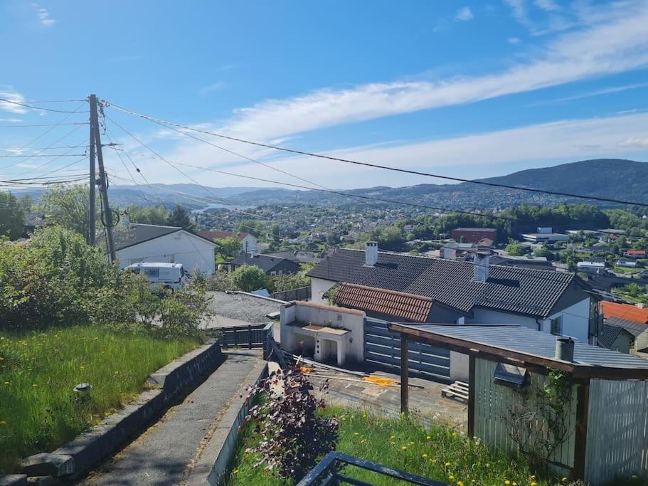 卑尔根Beautiful Villa with amazing view in Bergen.的山丘的房屋享有城市美景