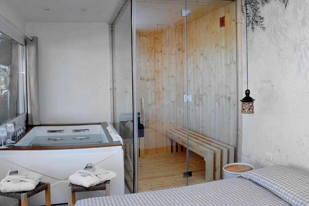 奥特朗托Tenuta l'Alba di Monte Matino - Mobil Home的客房内设有带炉灶和淋浴的厨房
