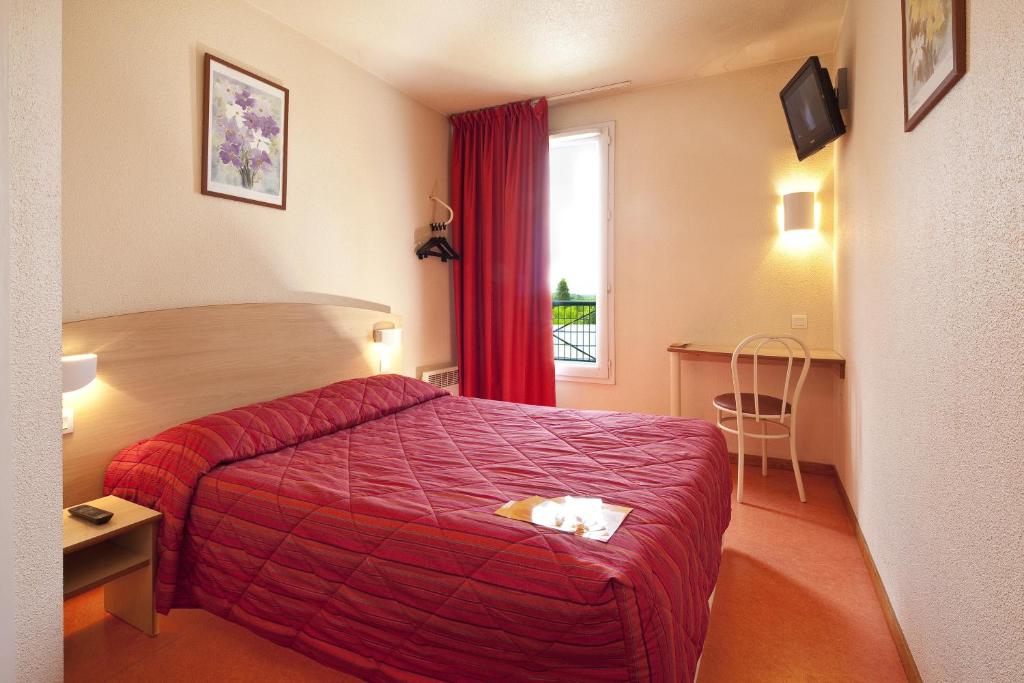 埃夫勒普瑞米尔艾福尔经典酒店的酒店客房设有红色的床和窗户。