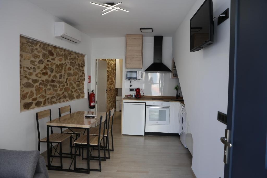 UserasCa ma mare的厨房以及带桌椅的用餐室。