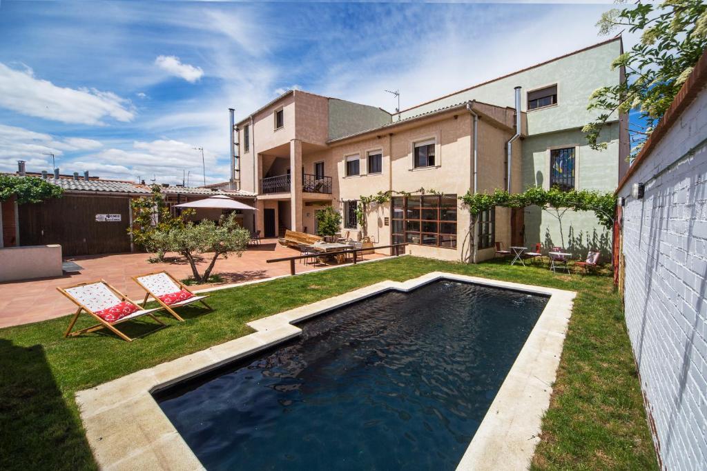 Granja de MoreruelaDonde Victor Luna的一个带游泳池和房子的后院