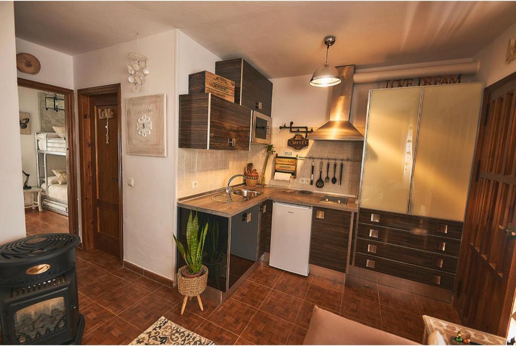隆达布达郎奇公寓的厨房配有水槽和炉灶