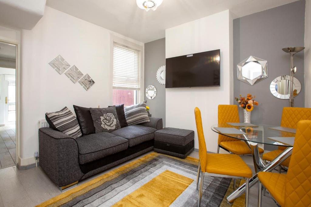 伦敦Dream Home Estate的客厅配有沙发和桌子