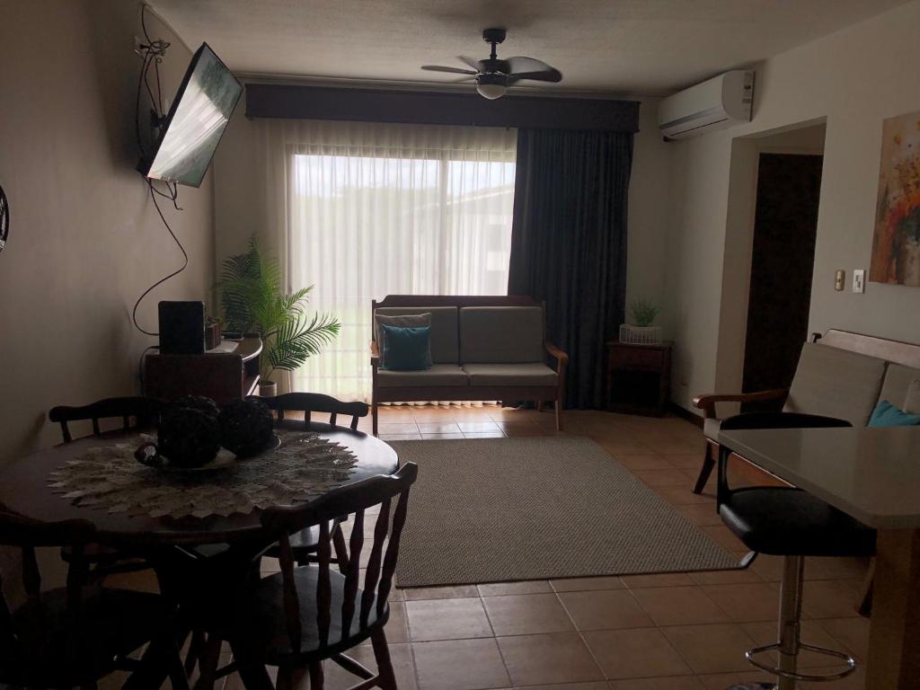 利比里亚Apartamento Chorotega的客厅配有桌子和沙发
