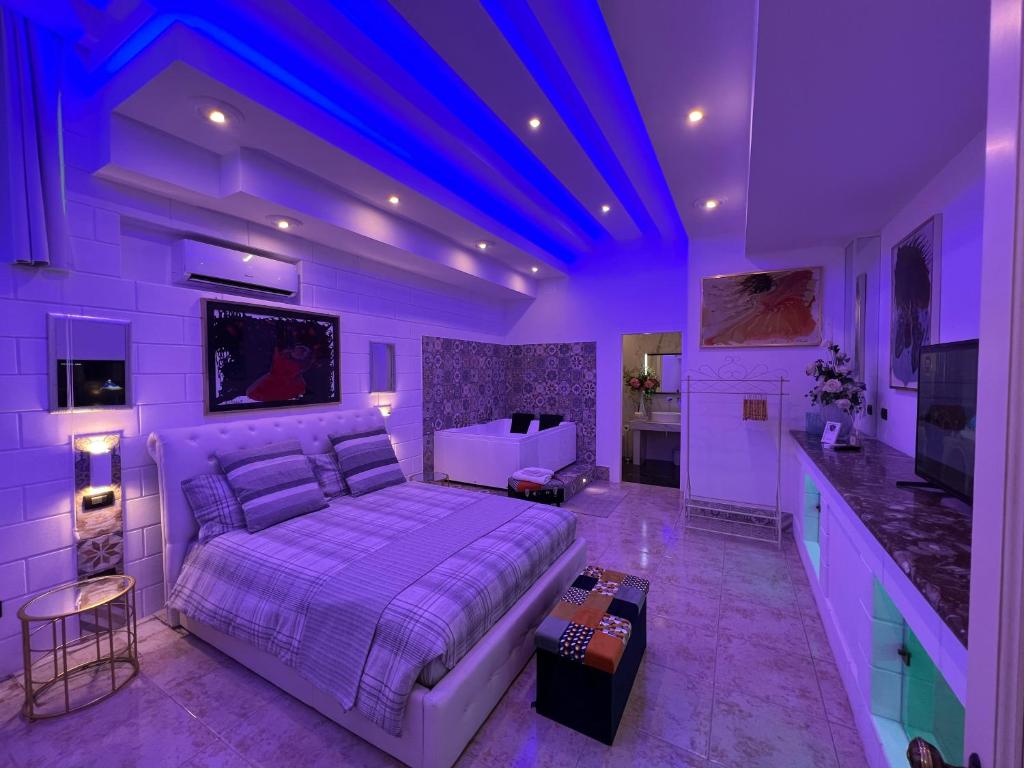 法萨诺GianLuis Luxury Suites的一间卧室设有一张床和紫色天花板