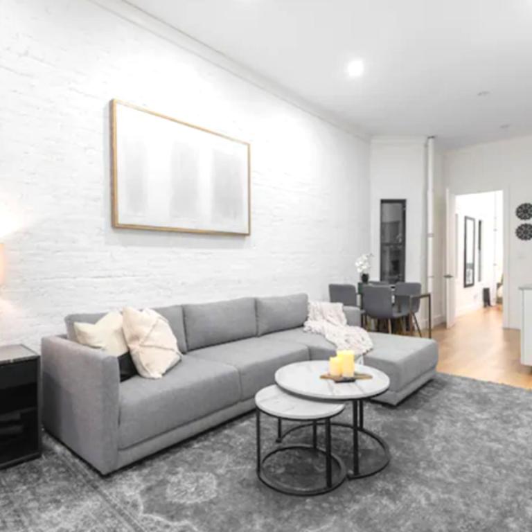 纽约Modern Holiday Apartment with Strategic Location in New York的客厅配有沙发和桌子