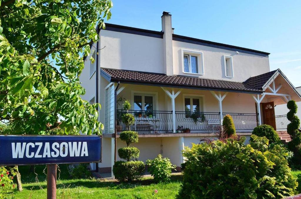 雅罗斯瓦维茨Pokoje gościnne u Małgosi的前面有路标的房子