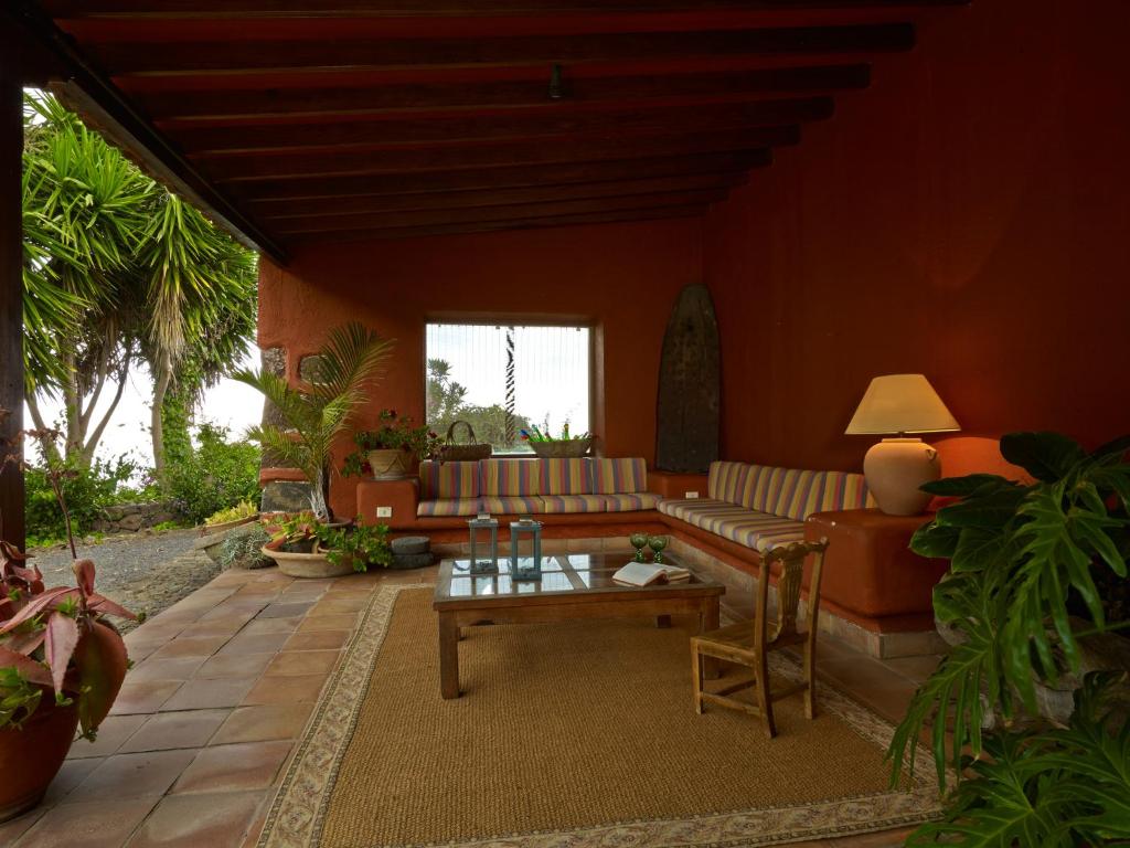 Valle de GuerraHaciendas del Valle - Casa San Miguel的客厅配有沙发和桌子