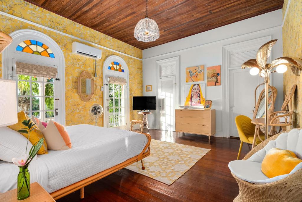 基韦斯特Marreros Guest Mansion - Adult Only的一间卧室设有一张床和一间客厅。