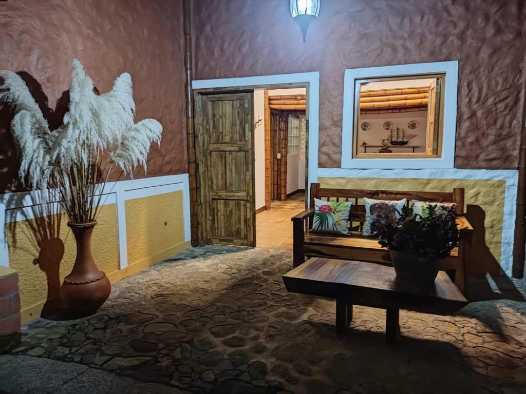 麦德林La Casona Del Retiro的一间配有沙发、一张桌子和一面镜子的客房