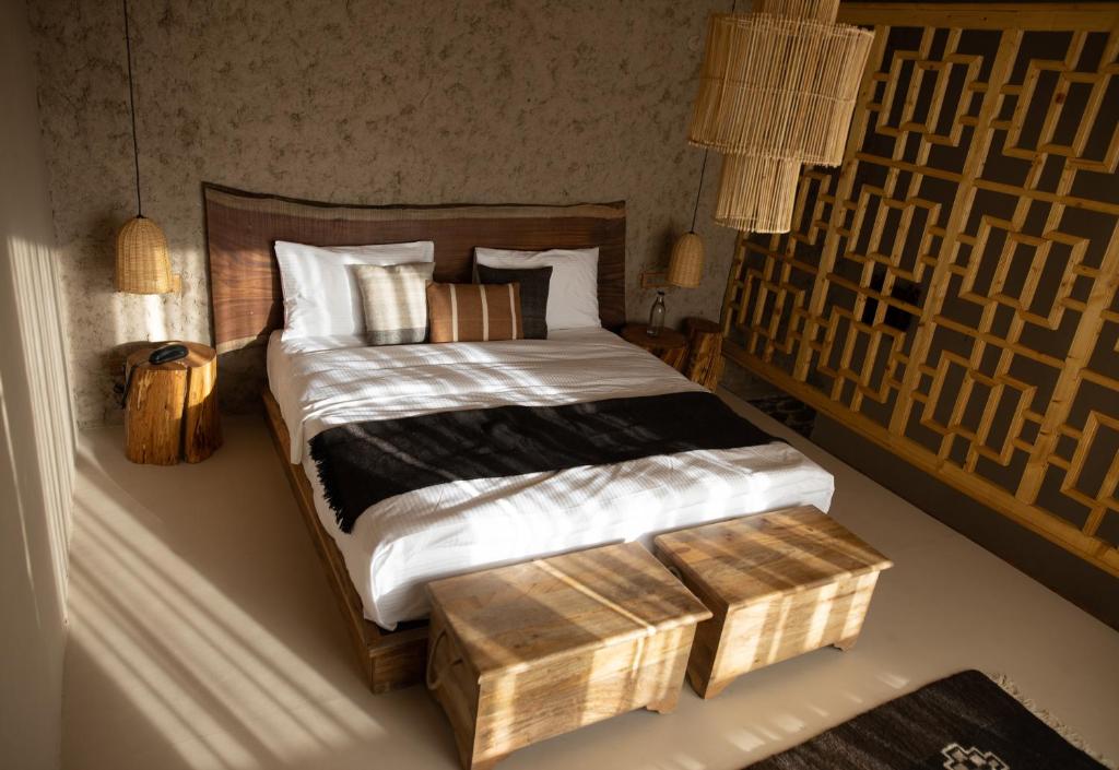 列城Dolkhar Resort的一间卧室配有一张带木制盒子的大床