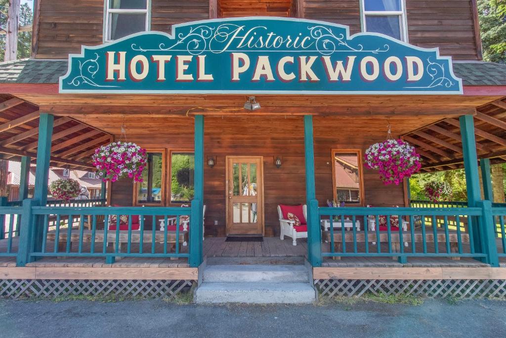 帕克伍德Historic Hotel Packwood的酒店小屋设有读酒店木表的标志