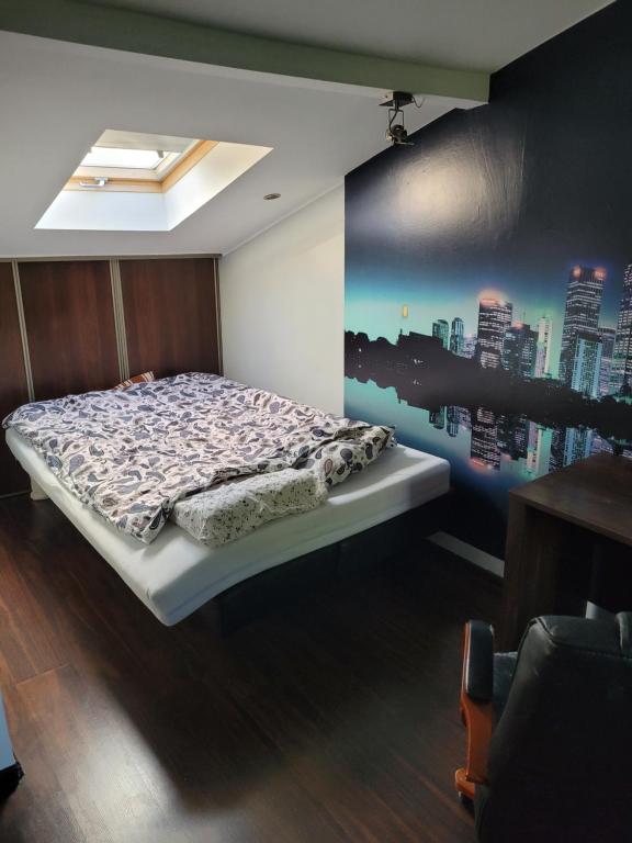 凯尔采Duńska house的一间卧室配有一张壁画床