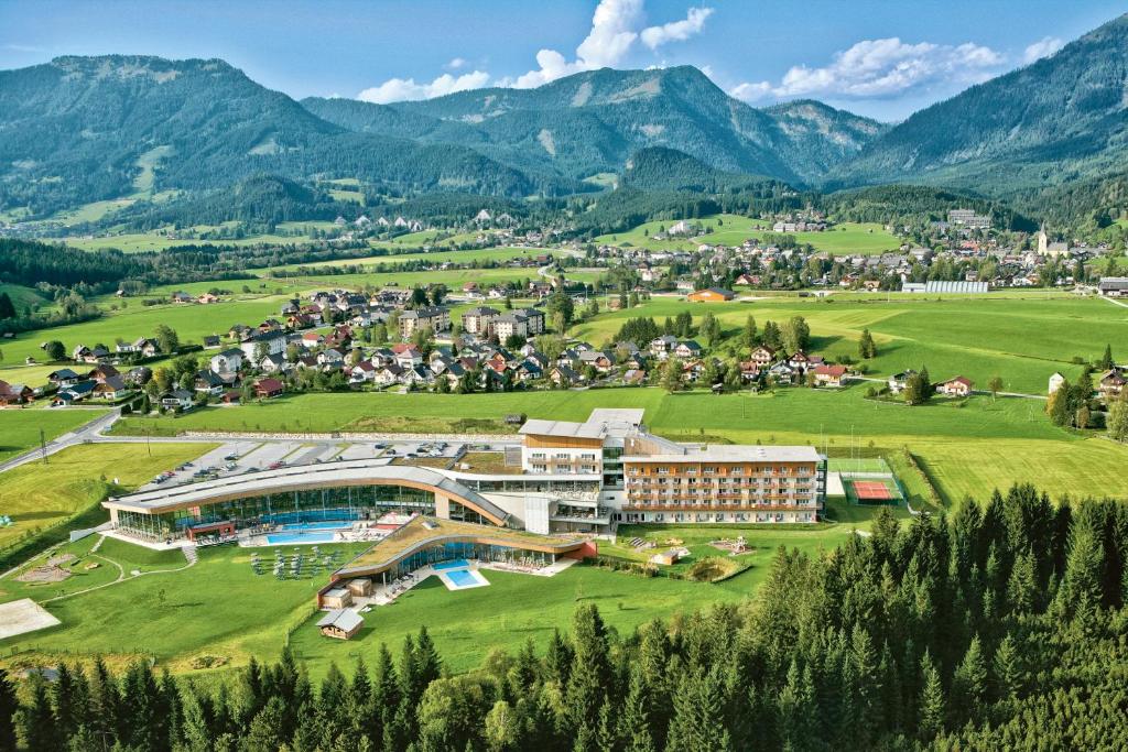 巴德米滕多夫Aldiana Club Salzkammergut und GrimmingTherme的享有山区度假胜地的空中景致