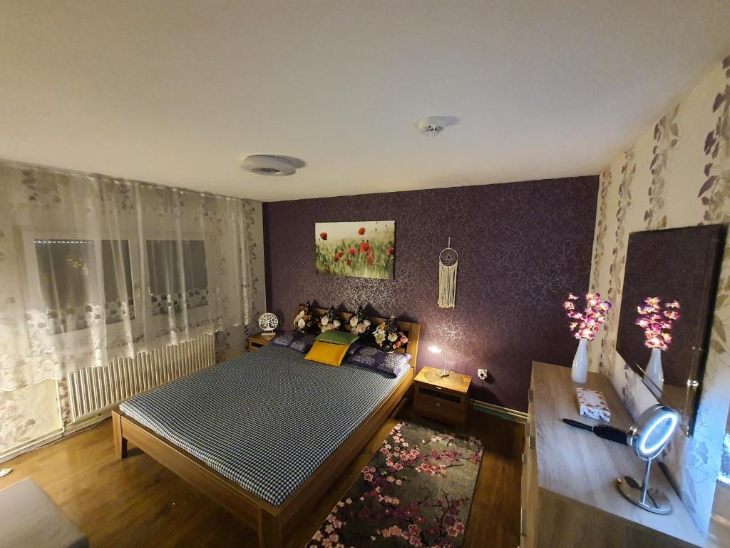 Vöhrenbach2 Bedroom Apartment with Terrace & Beautiful View的一间卧室配有一张床和紫色的墙壁