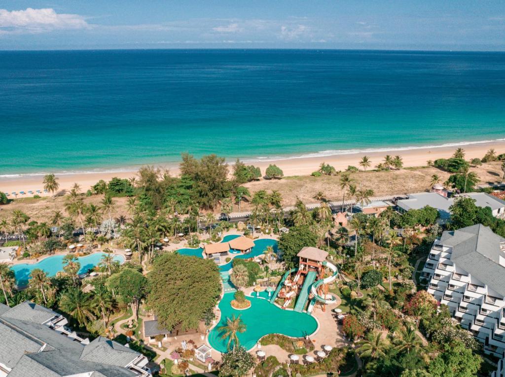 卡伦海滩Thavorn Palm Beach Resort Phuket的享有度假村和海滩的空中景致