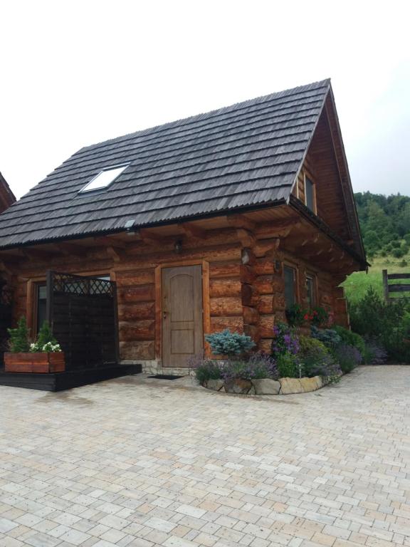 下乌斯奇基Domek-Górska Przystań的车道上带门的小木屋
