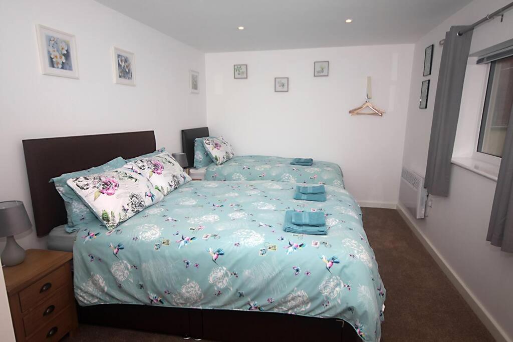 格拉斯顿伯里No 28D St Benedict的一间卧室配有一张带蓝色棉被和枕头的床