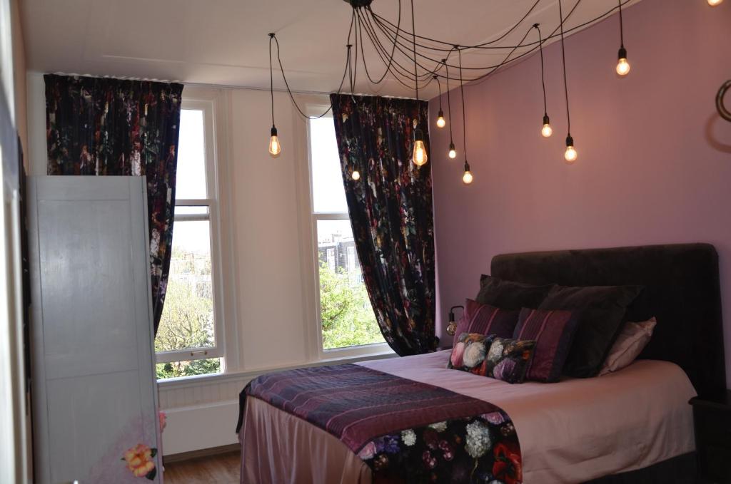 海牙Prins Maurits的一间卧室设有一张床和一个窗口