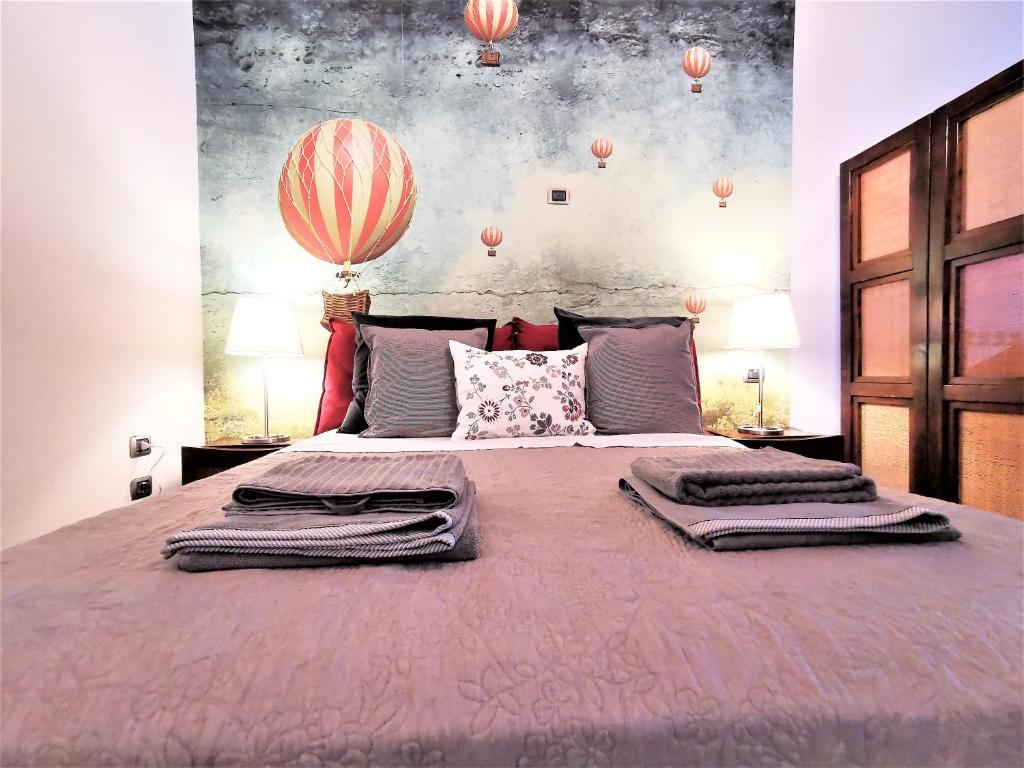 卢卡Le mongolfiere的一间卧室配有一张大床和两张浴袍