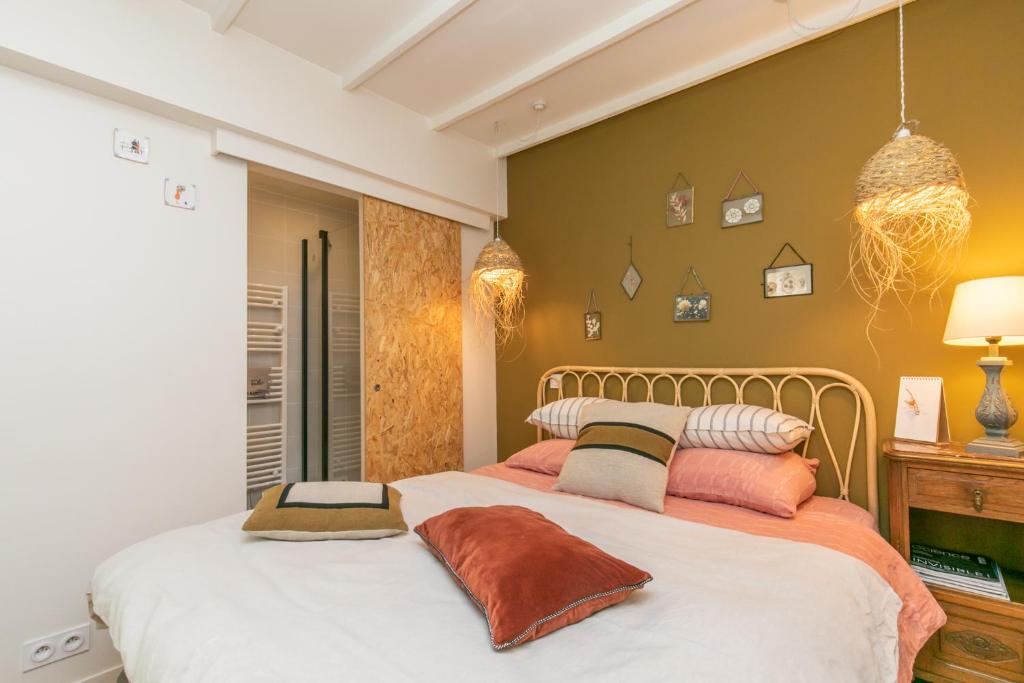 丰特奈苏布瓦Maison du Saule的一间卧室配有两张带枕头的床