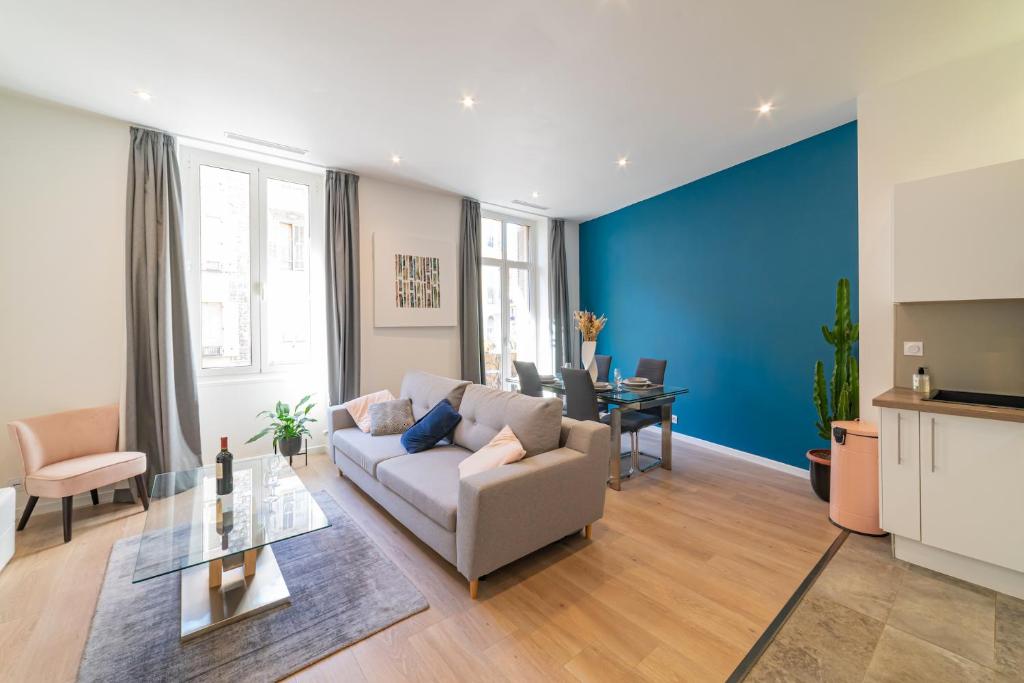 尼斯Nice: hyper centre !Super appartement cosy的带沙发和蓝色墙壁的客厅