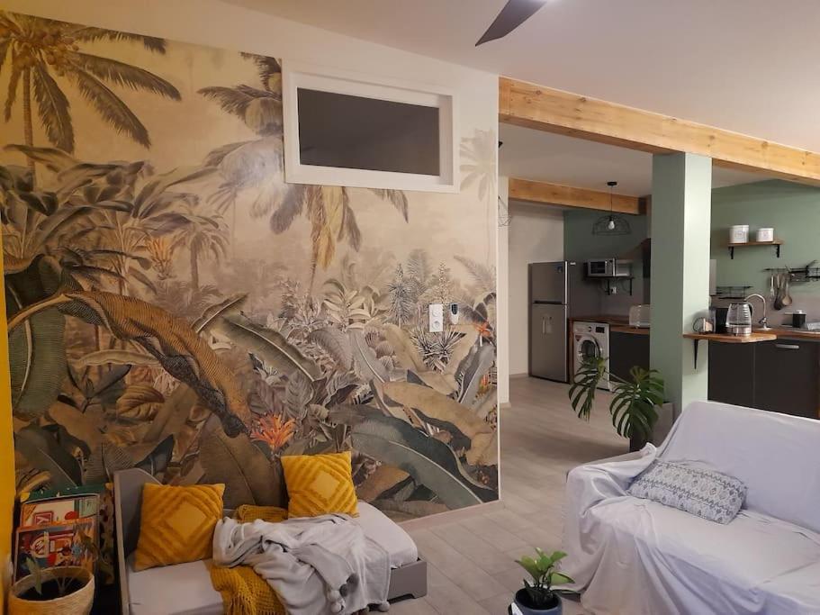 圣菲利普Le Farin la pluie by LONBRAZ VOLKAN的客厅设有壁画墙