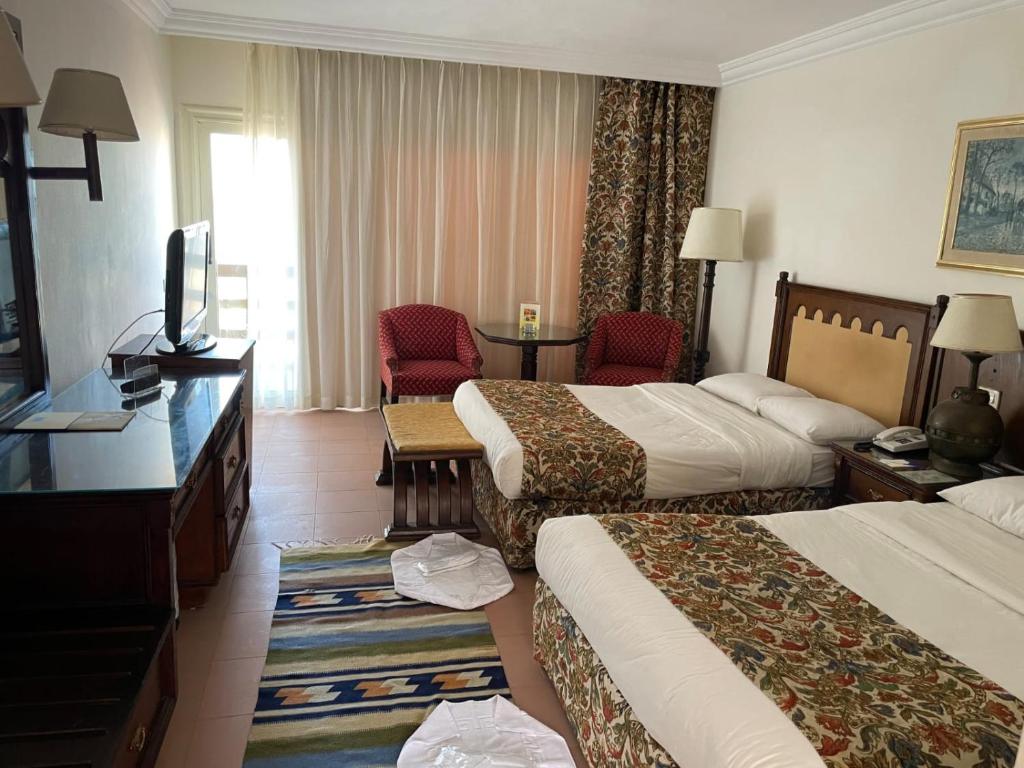 阿里什Retac El Arish的酒店客房设有两张床和电视。