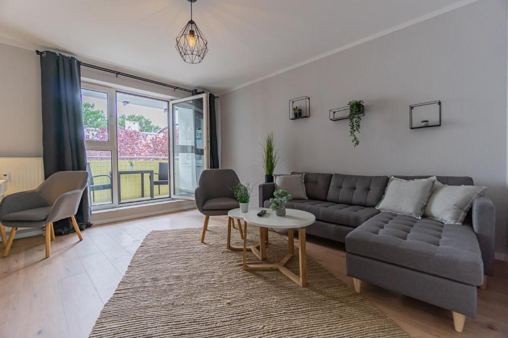 科特布斯Spreewald-Apartment, 75qm, 2 Schlafzimmer, Tiefgarage, Balkon, Netflix, Waschtrockner的客厅配有沙发和桌子