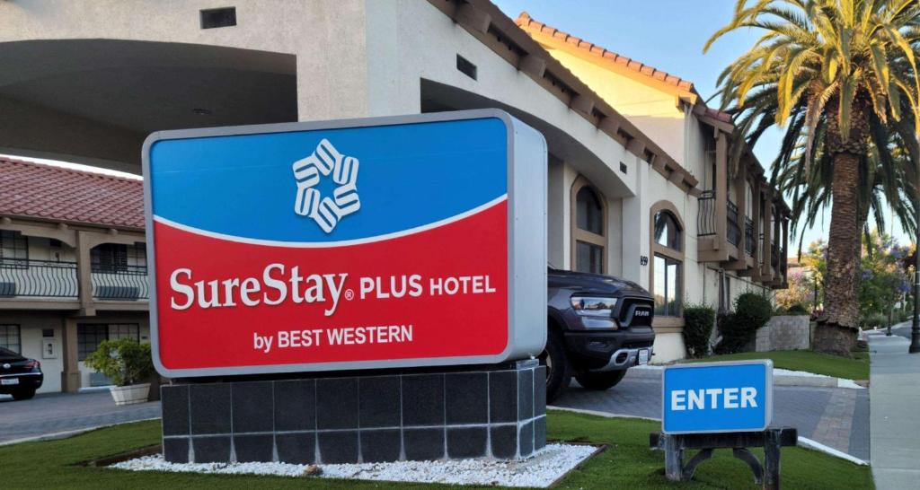 圣克拉拉SureStay Plus by Best Western Santa Clara Silicon Valley的进入酒店的标志