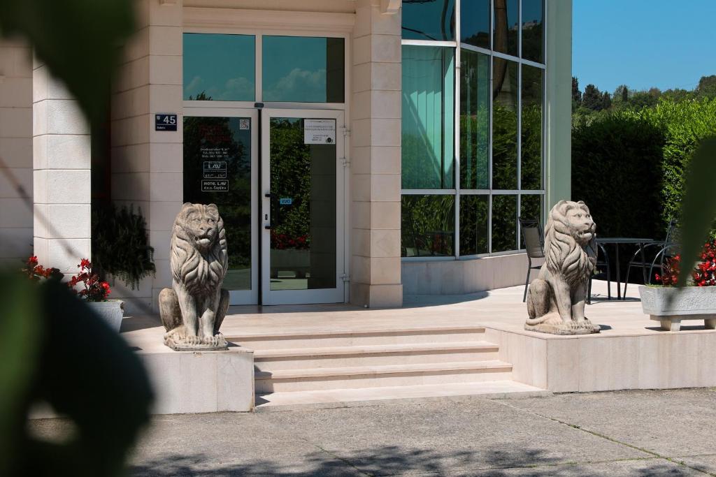 查普利纳拉芙汽车旅馆的两座狮子雕像,在一座建筑前