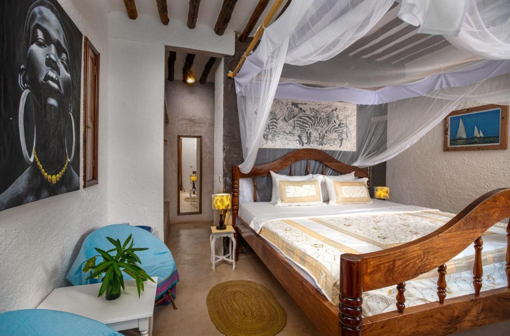 吉汶瓦Villa Lala的一间卧室配有一张天蓬床和一把椅子