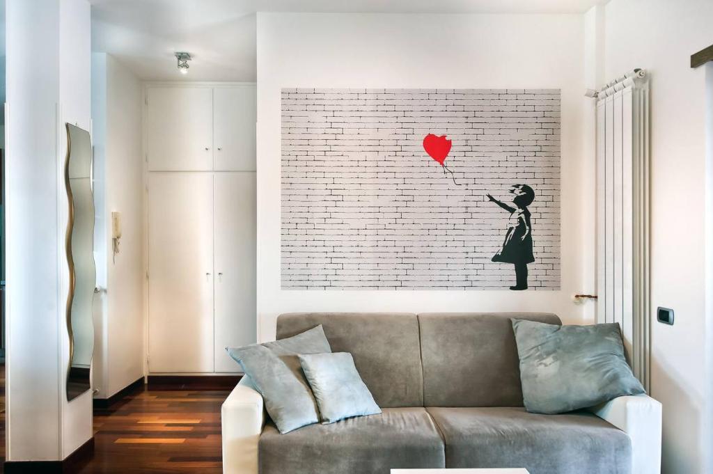 阿尔巴诺拉齐亚莱A casa di DiGi - Appartment at last floor with panoramic view的客厅配有沙发,墙上挂着红色的心