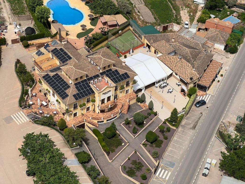 洛哈亚诺品尼亚乡村酒店的房屋的顶部景色,上面设有太阳能电池板