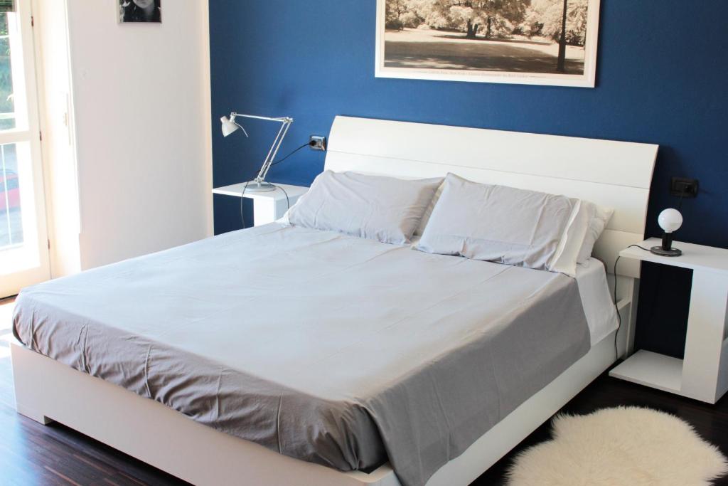 布鲁纳特Casa di Princi的卧室配有白色床和蓝色墙壁