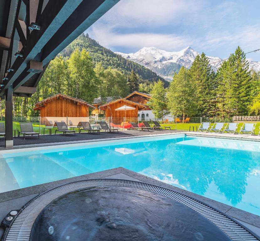 夏蒙尼-勃朗峰小鹰保护区酒店的一座山地游泳池