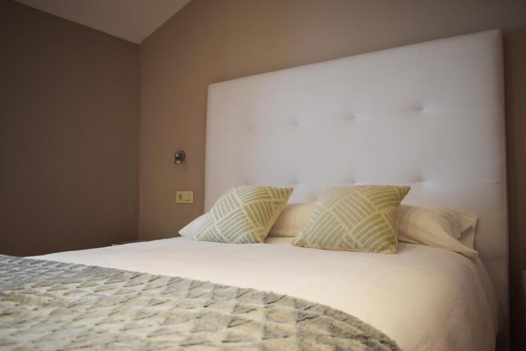 莫雷拉CASA PETRA的卧室配有白色的床和2个枕头