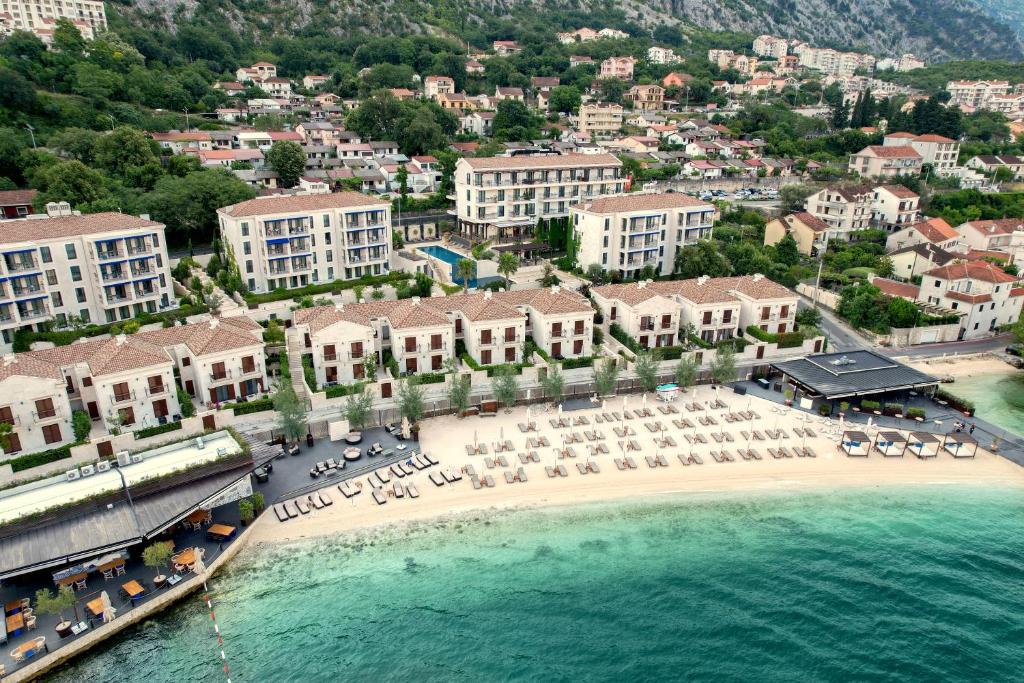 科托尔HUMA Kotor Bay Hotel and Villas的海滩上的度假村的空中景致