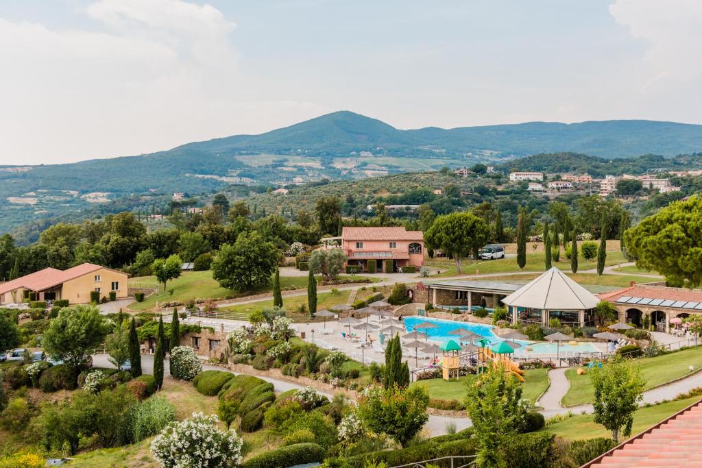 里帕尔贝拉Borgo Felciaione的享有带游泳池的度假村的空中景致
